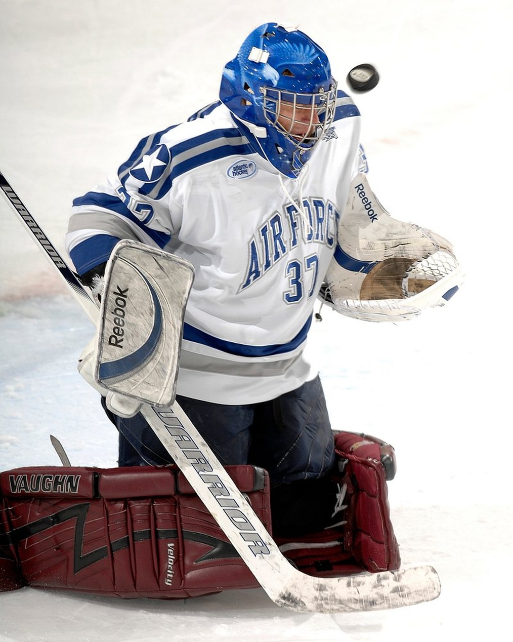 Een atleet die zorgvuldig haar sportkleding uitkiest voor een training.